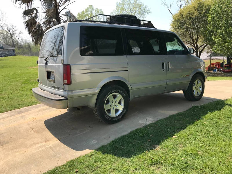 Illustration for article titled At $5,000, Could This 2001 Chevy Astro 4X4 Make Anytime Van Time?